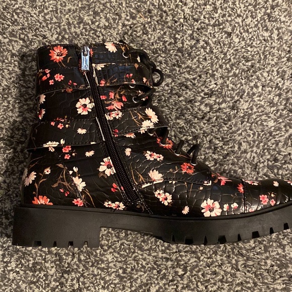 Awesome Boots 10 - Picture 3 of 4